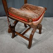 Chaise Curule en Noyer massif, goût Renaissance – Fin XIXe