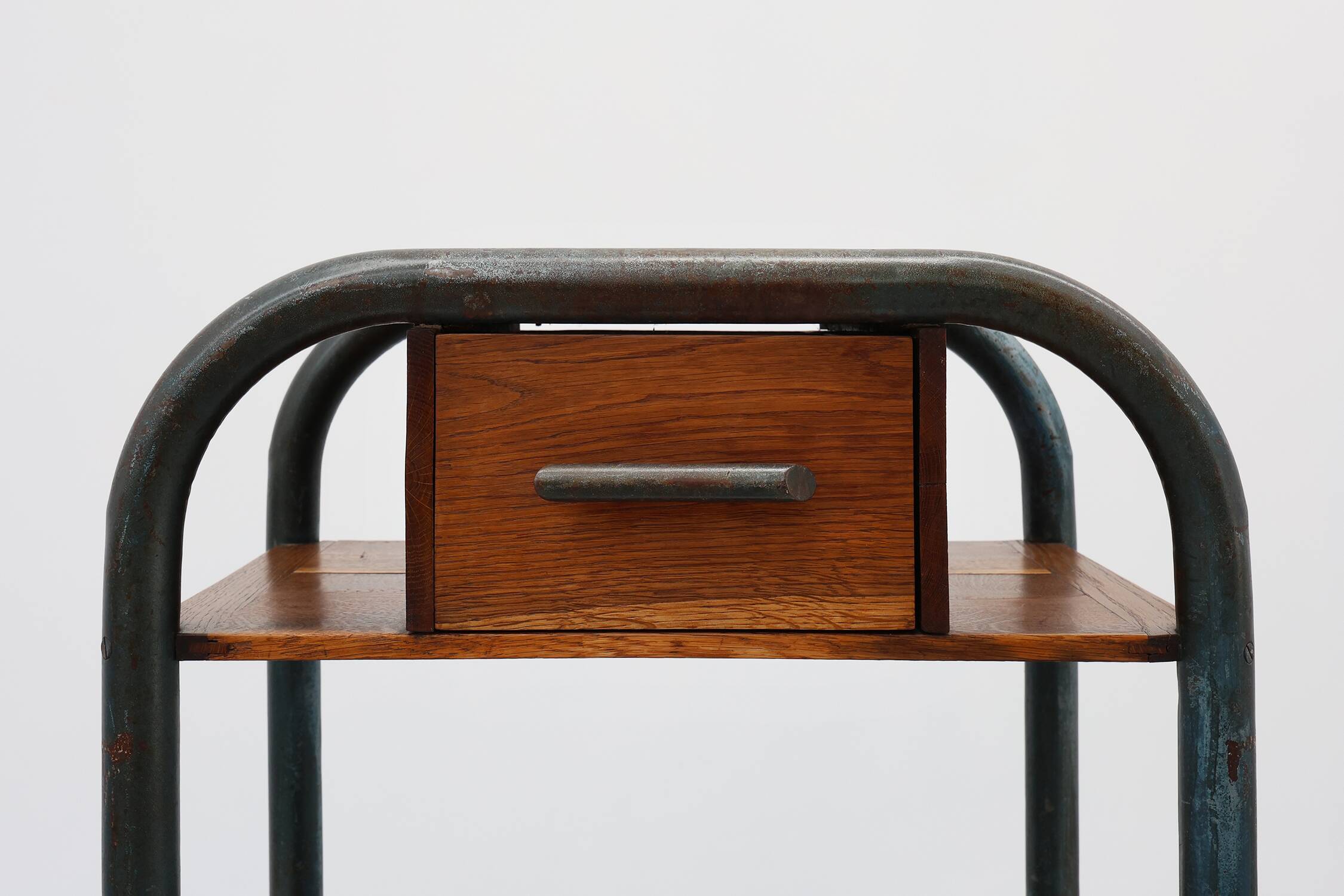 Table d'appoint ou table de chevet industrielle, Belgique vers 1910