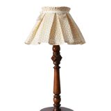 Lampe à poser, pied en bois sculpté et abat-jour plissé
