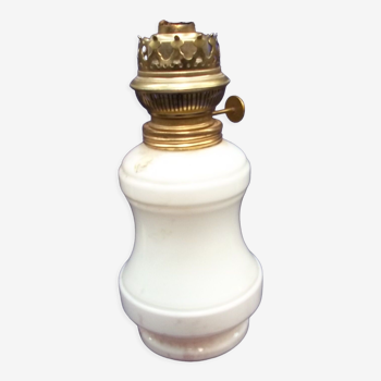 Lampe à pétrole opaline blanche