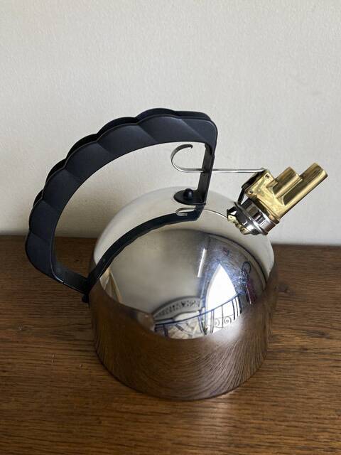 Bouilloire Alessi 1980 par Richard Sapper post moderne