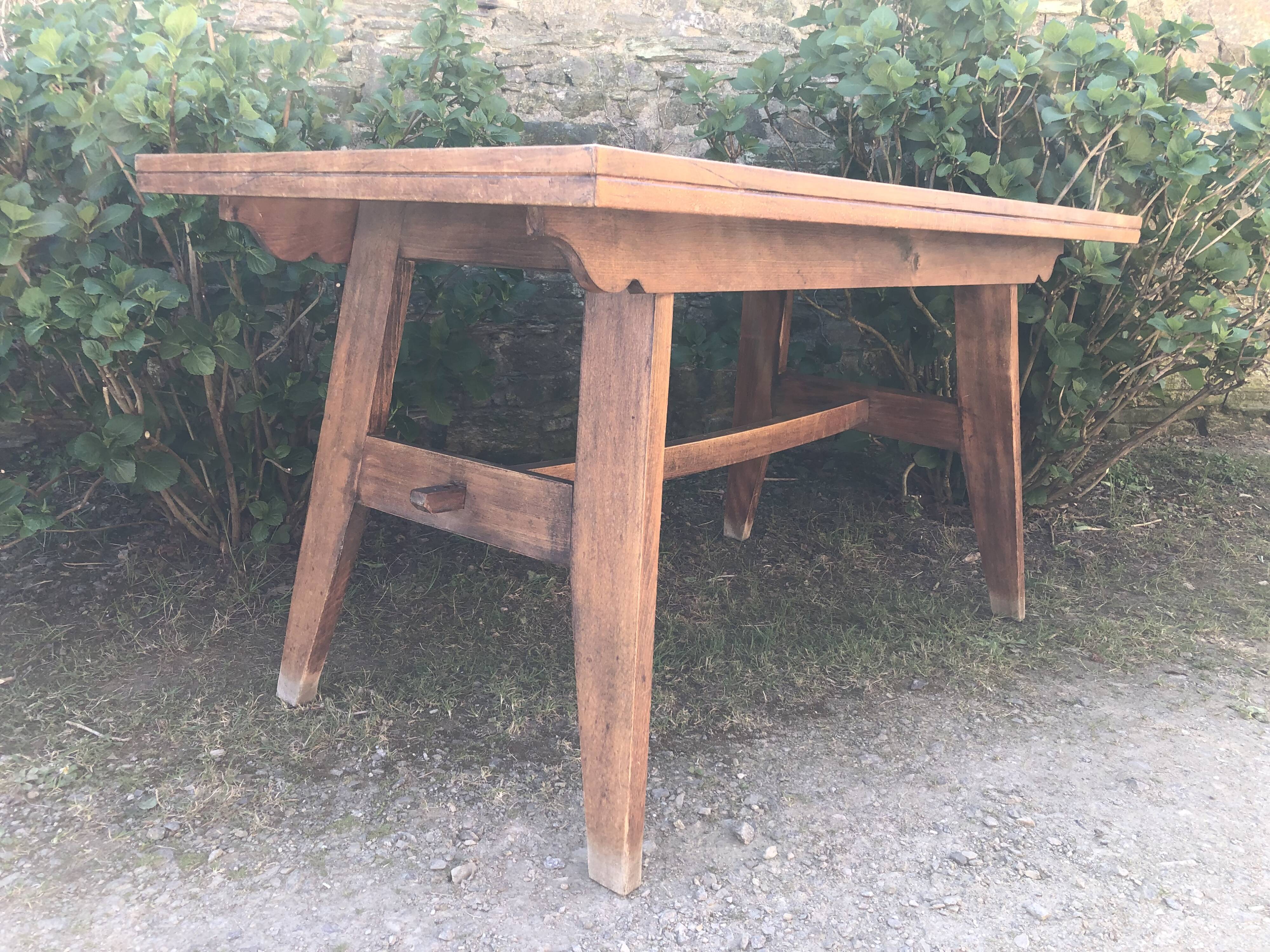 Table vintage d’époque reconstruction Rene Gabriel en hêtre.