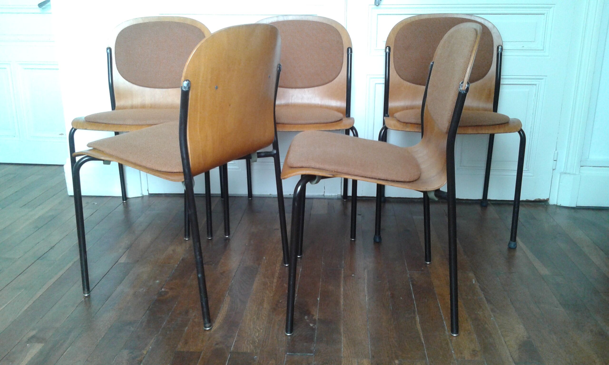Lot of 5 vintage stackable chairs