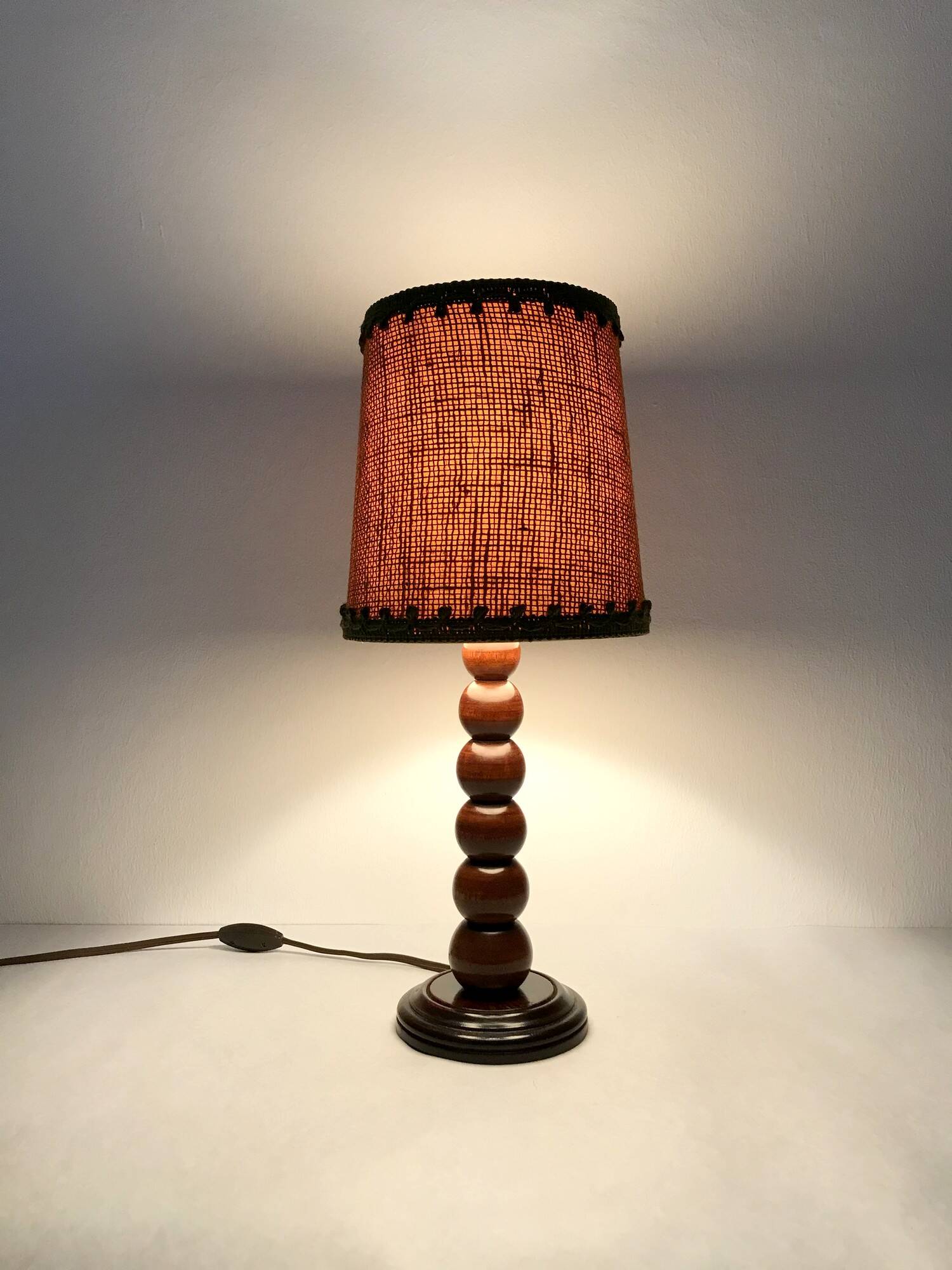 Art Deco lamp in turned wood from the 1930s