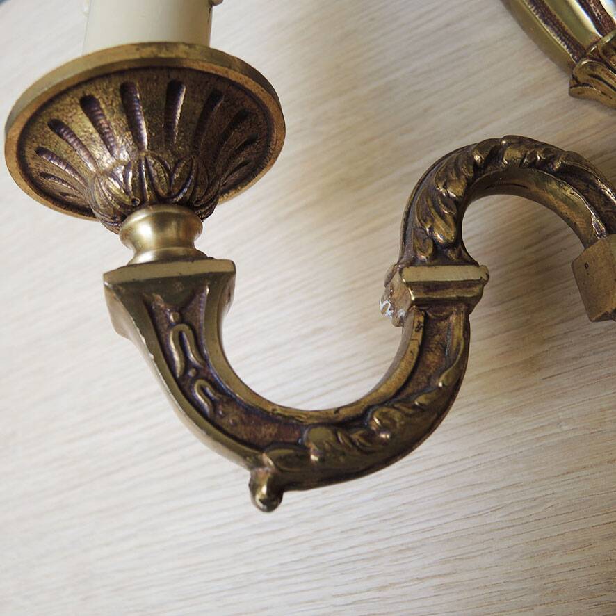 2 anciennes appliques 2-branches de style Louis XVI en laiton doré