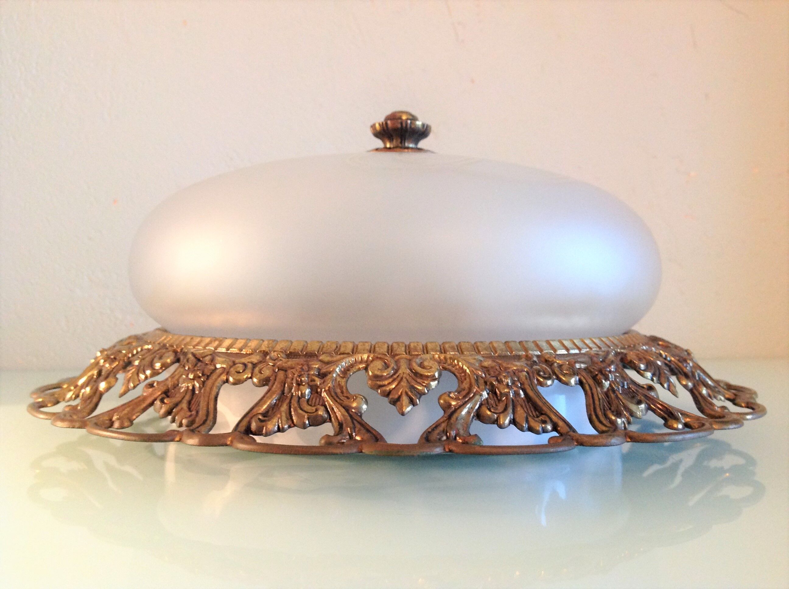 Round ceiling lamp in frosted glass art deco style