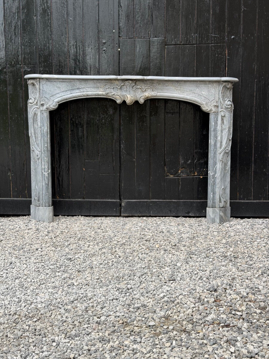Louis XV fireplace in blue Turquin marble, 18th century.