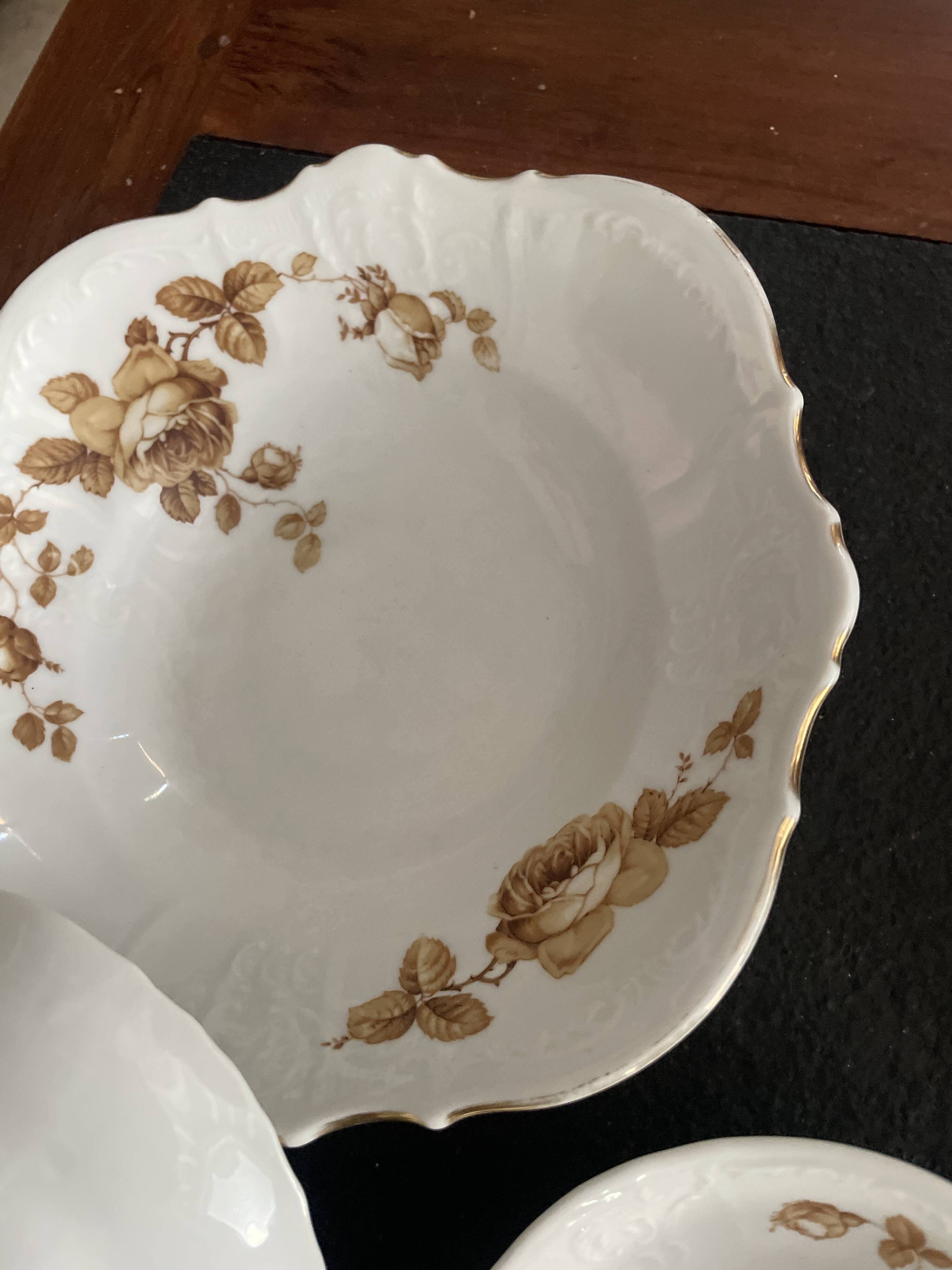 Saladier et coupelles  motif de  roses