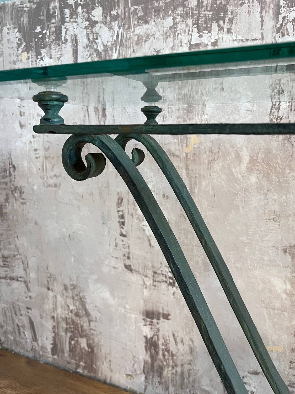 Console in glass and antique patinated metal