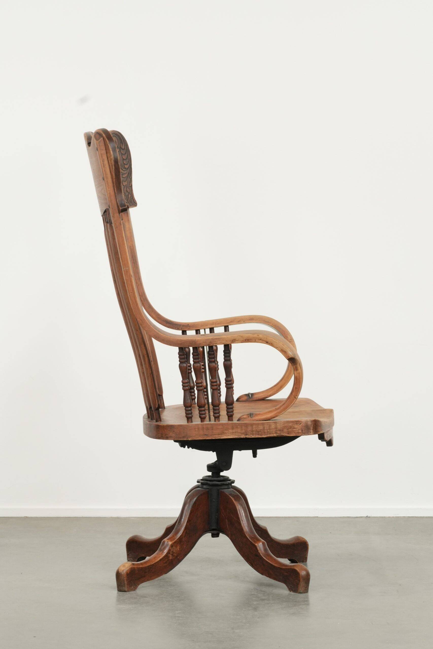 Chaise de bureau charmante avec de belles sculptures en bois du début du 20e siècle.
