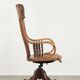 Chaise de bureau charmante avec de belles sculptures en bois du début du 20e siècle.