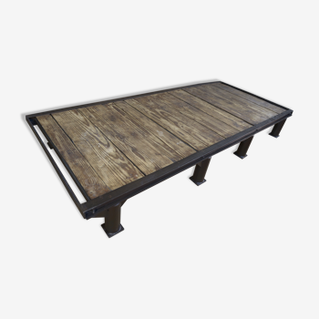Industrial coffee table in metal and fir 1950