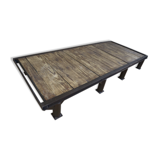 Table basse industrielle en métal et sapin 1950