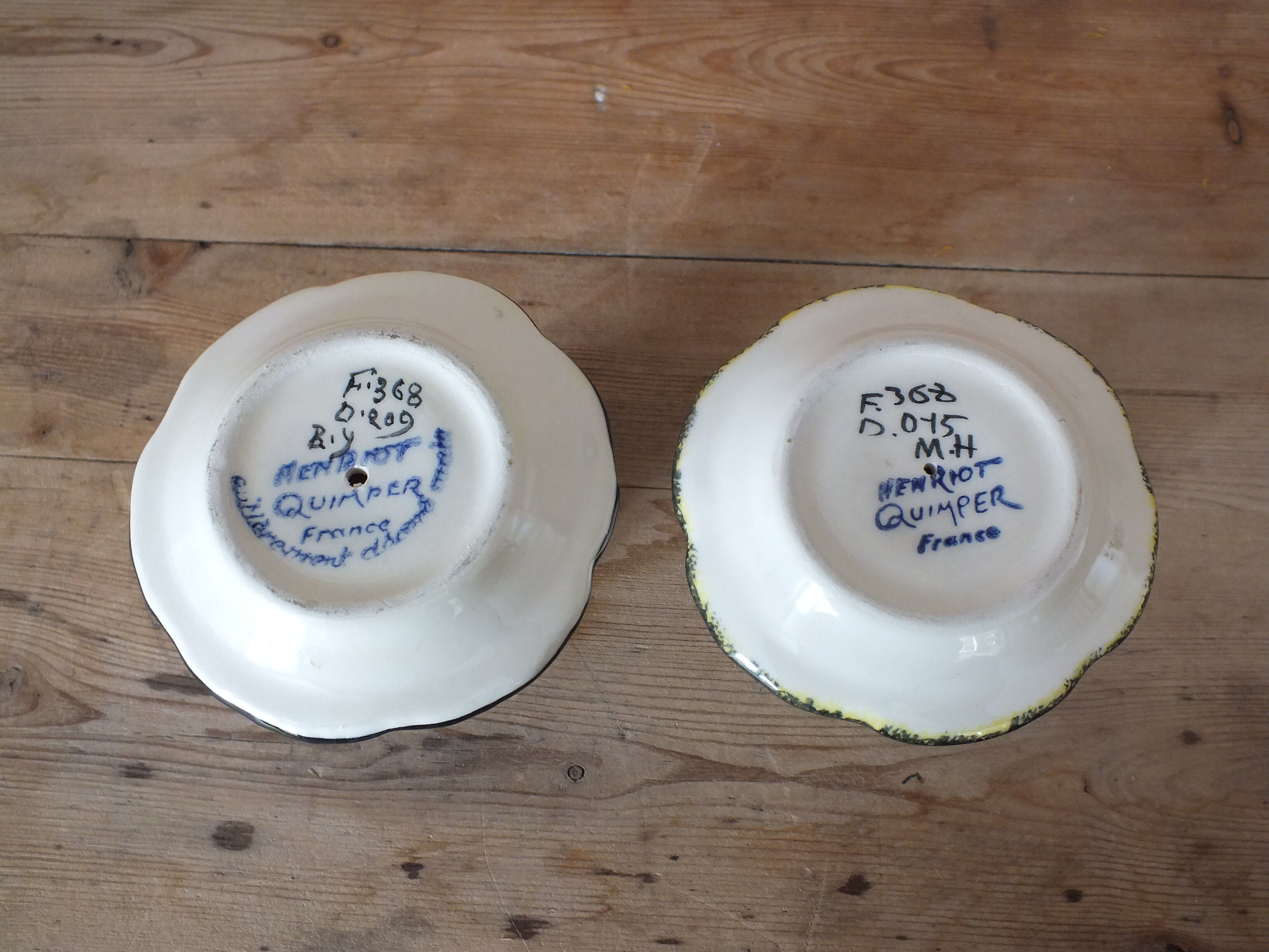 Set of 2 cockroaches on pedestal Henriot Quimper