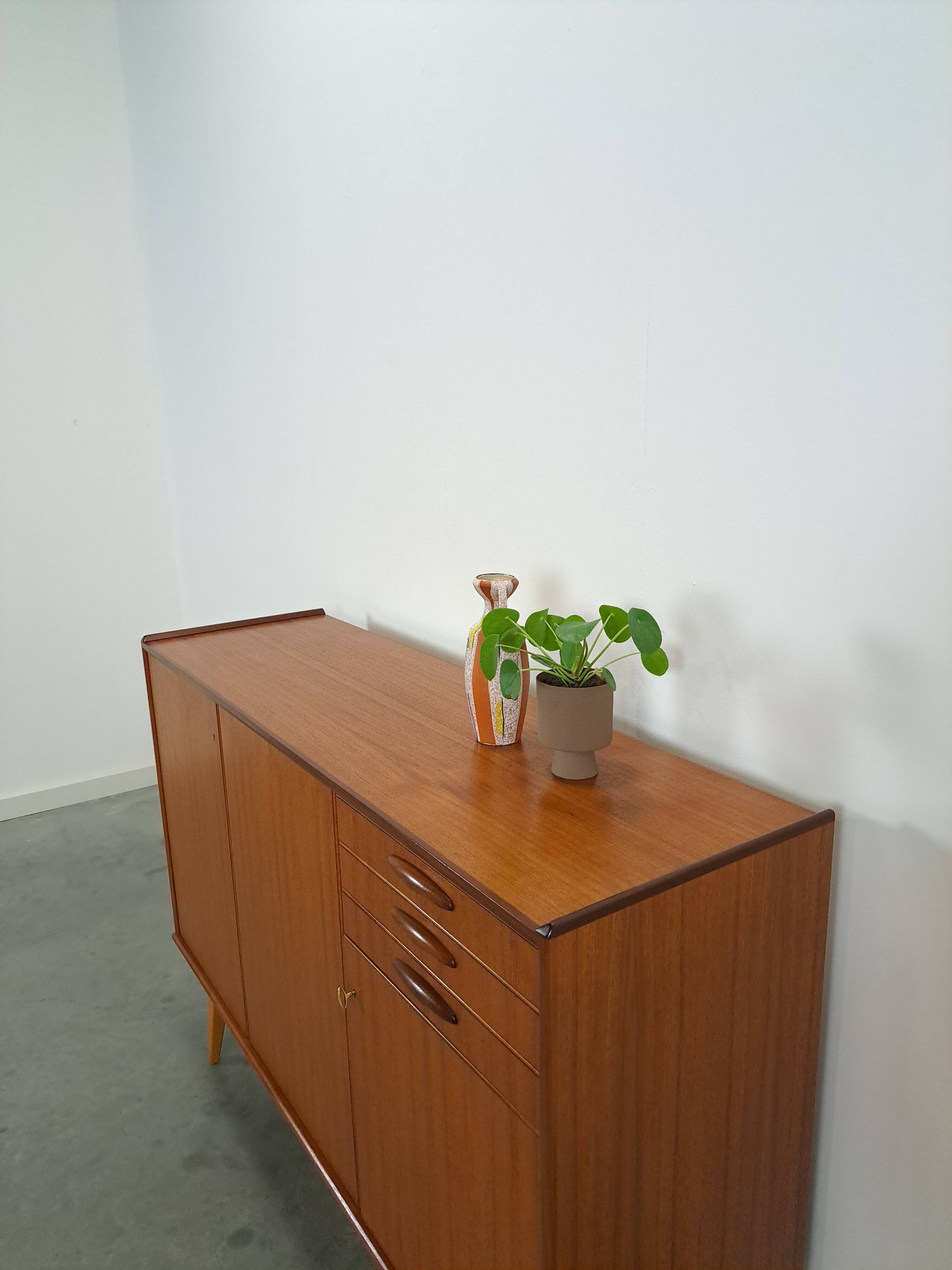 Teak kast met schuine poten en lades uit Zweden