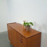 Teak kast met schuine poten en lades uit Zweden