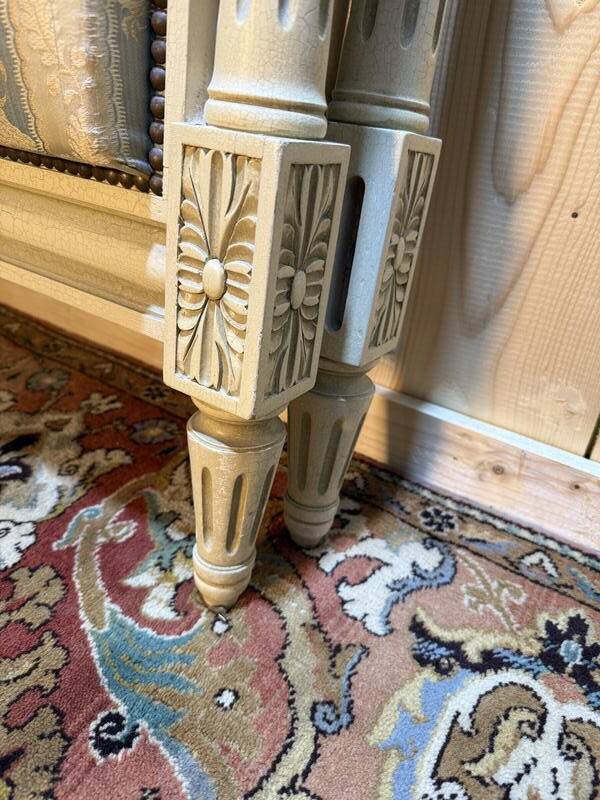 Lit capitonné de style Louis XVI en bois beige