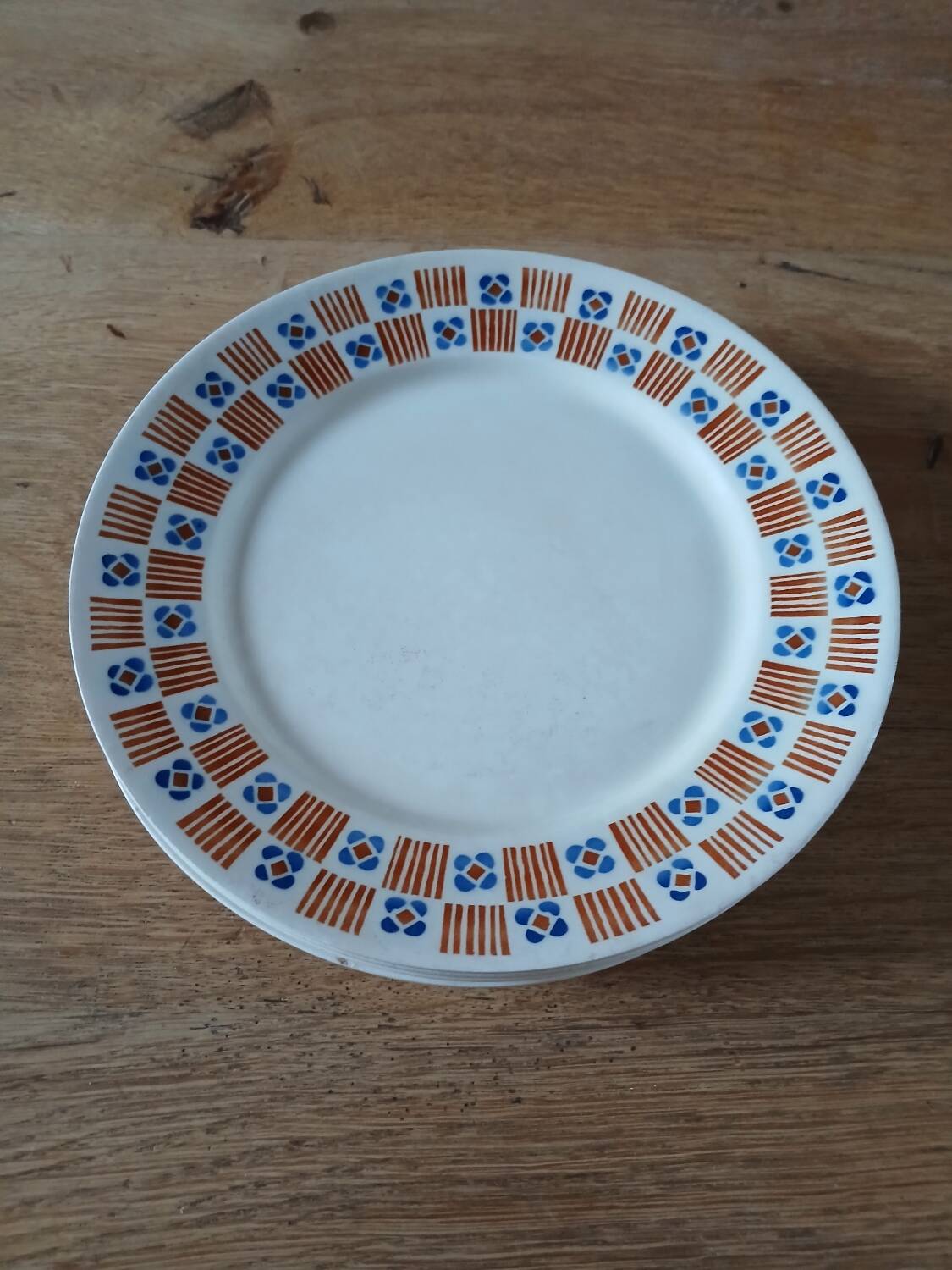 4 assiettes plates anciennes en terre de fer