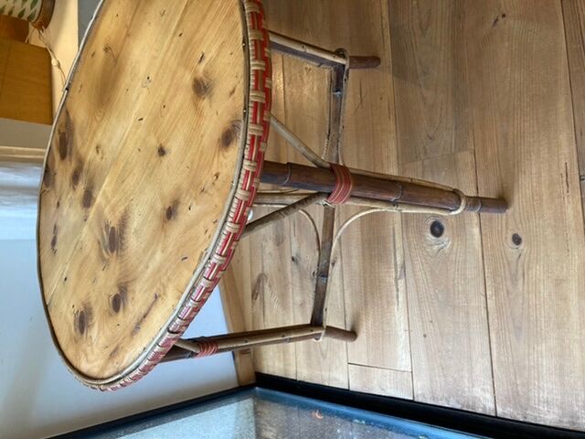 Table en rotin tressé