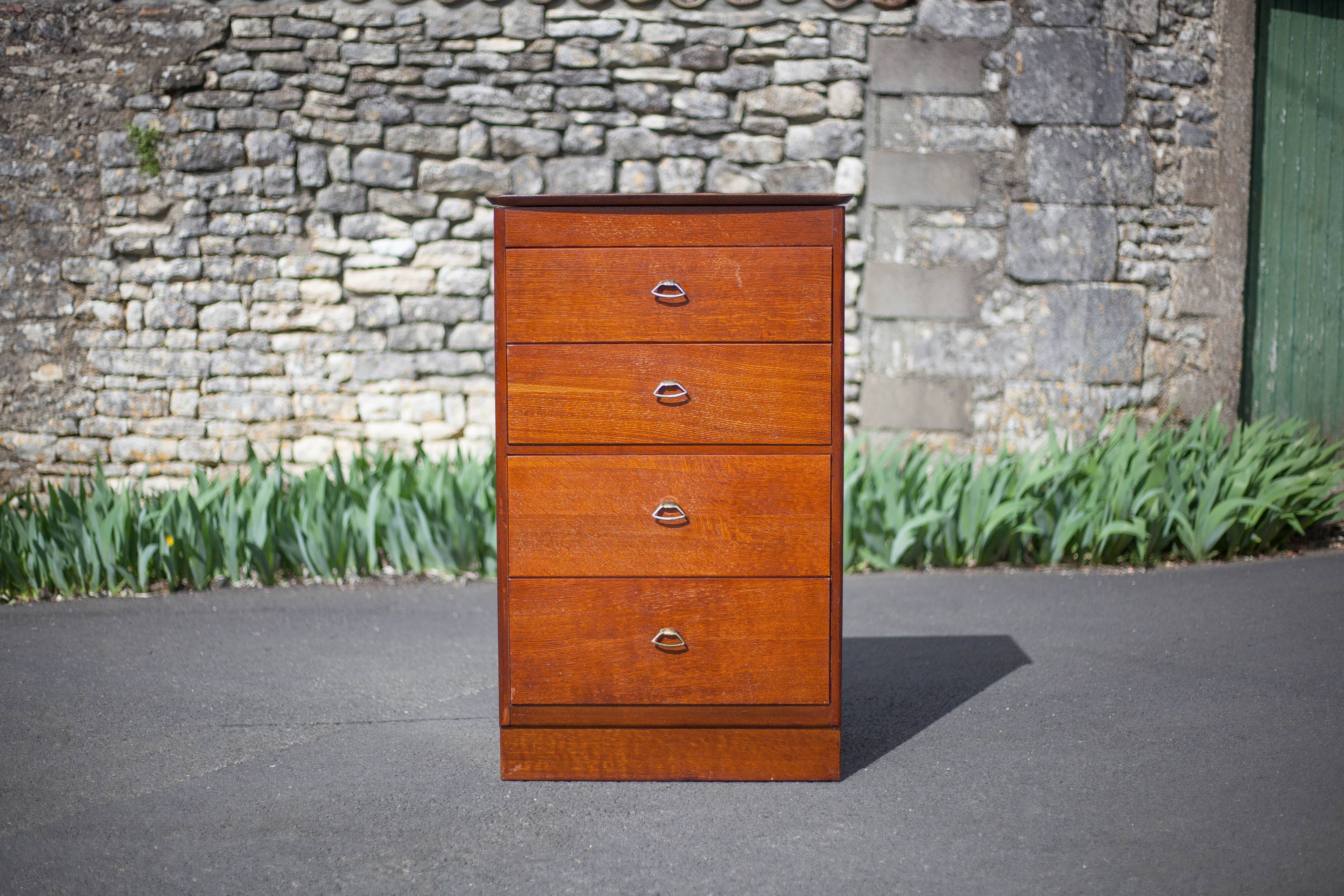 Chest of drawers with integrated mirror