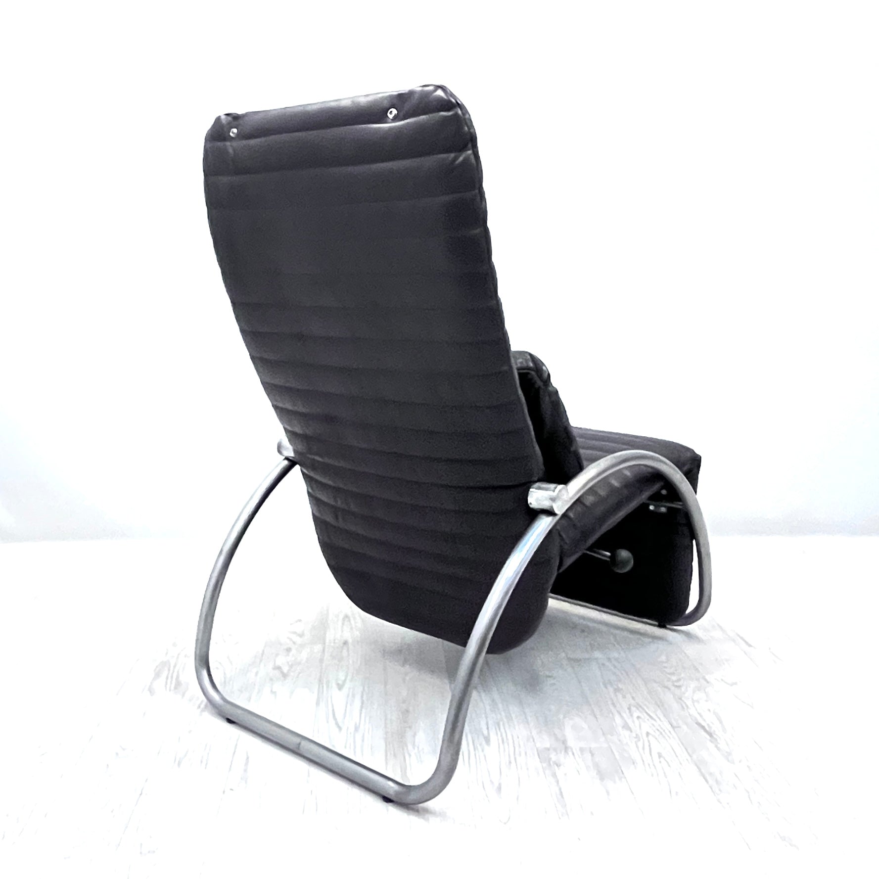 Leather lounge chair