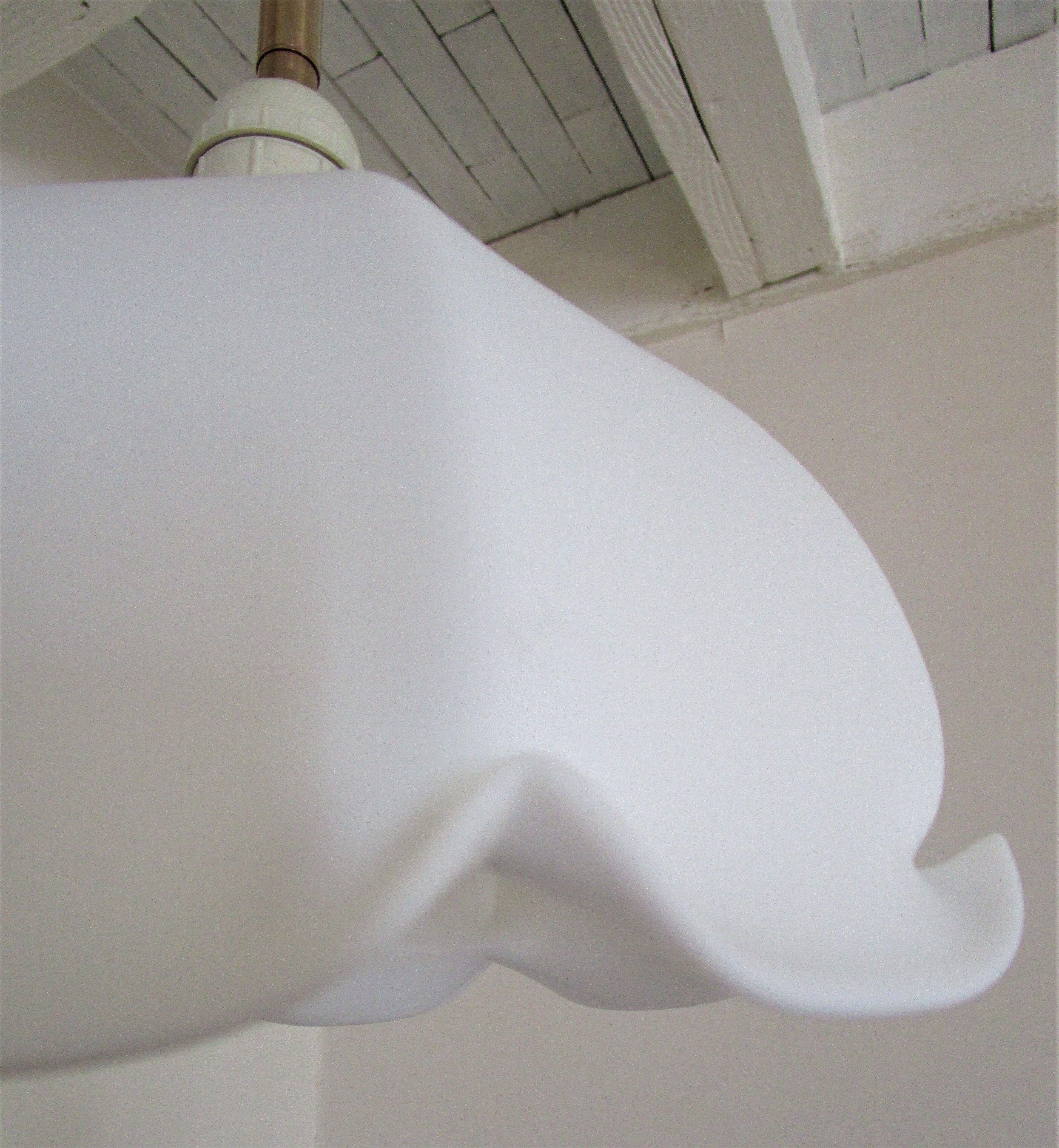 Suspension opaline flower and vintage brass