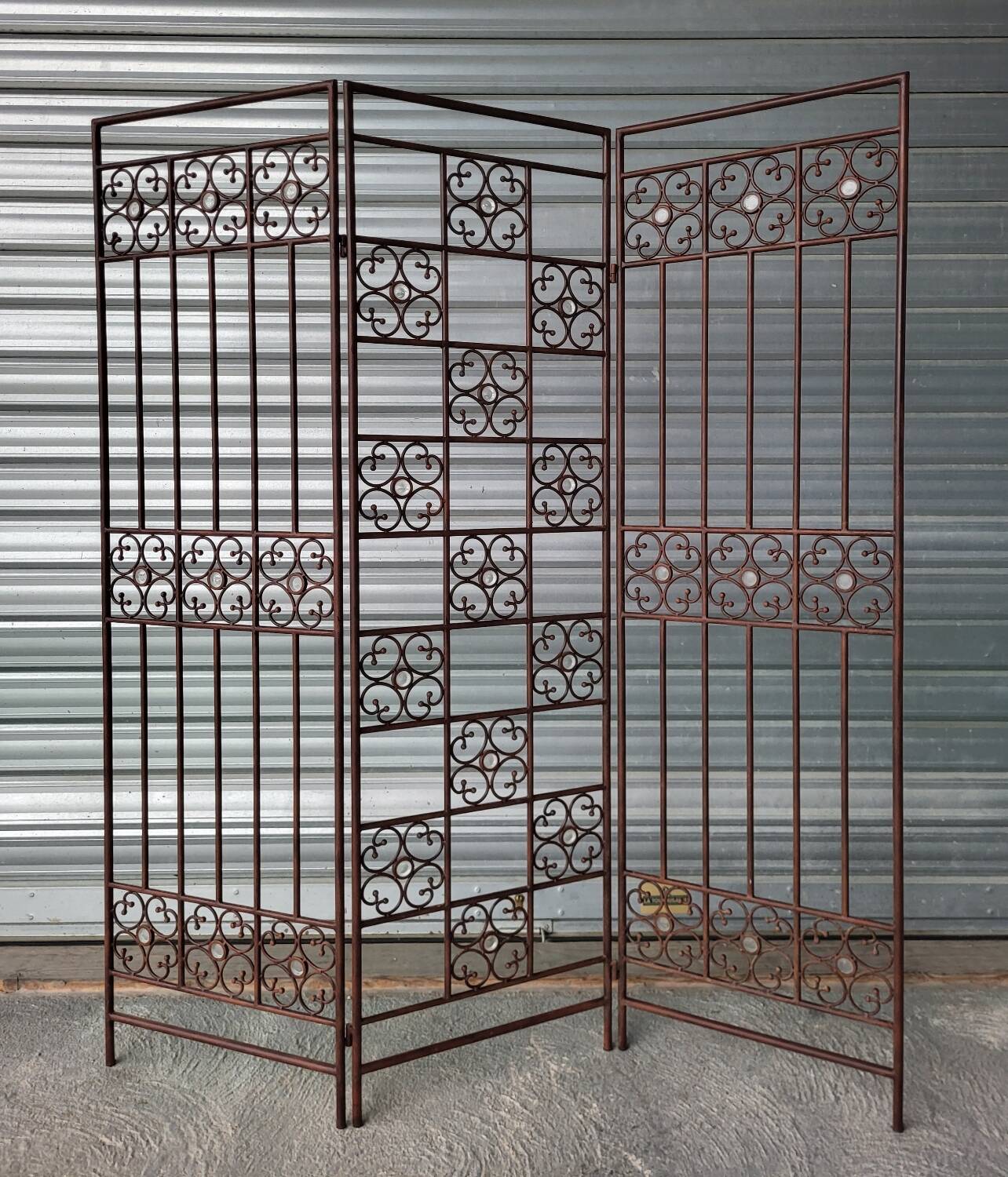 Screen partition wall made of glass and wrought iron