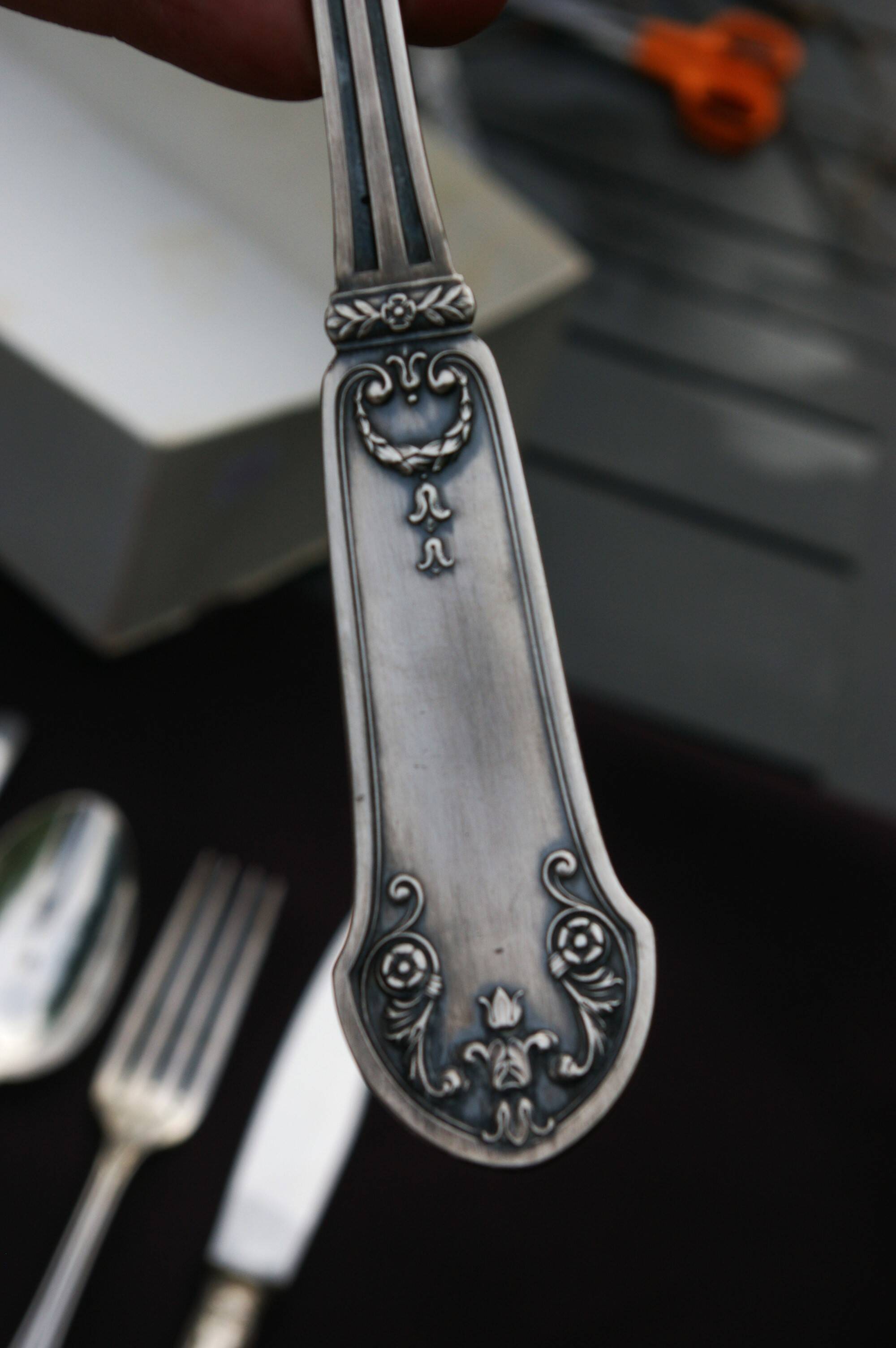 Empire style housewife in silver metal