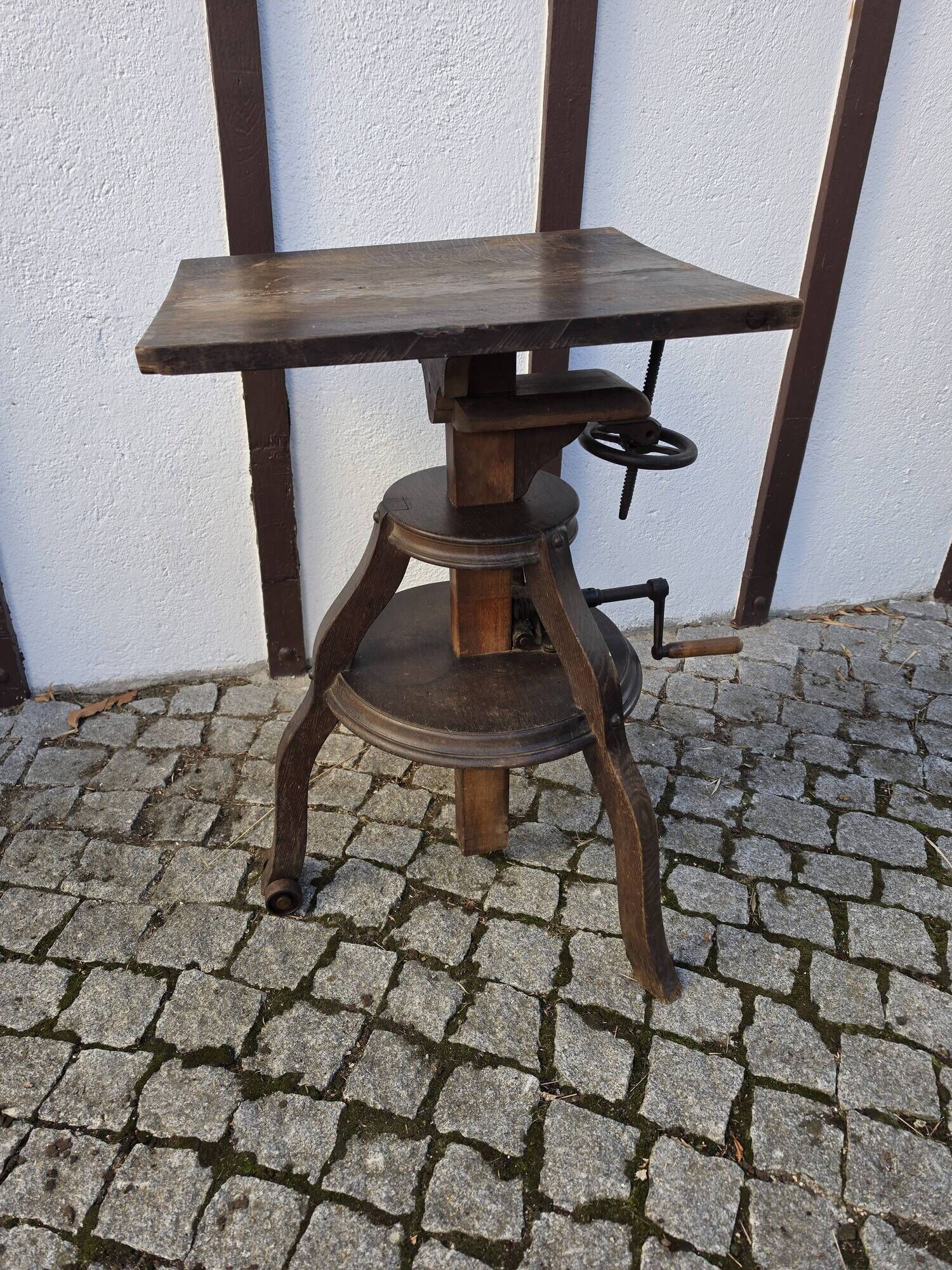 Sculpture stand, photographic camera tripod