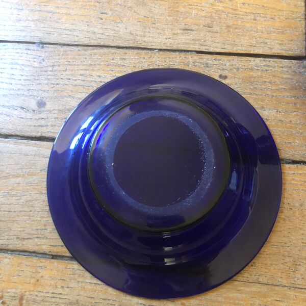 Carafe de nuit et sa soucoupe en verre bleu