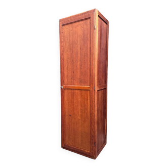 Armoire homme debout