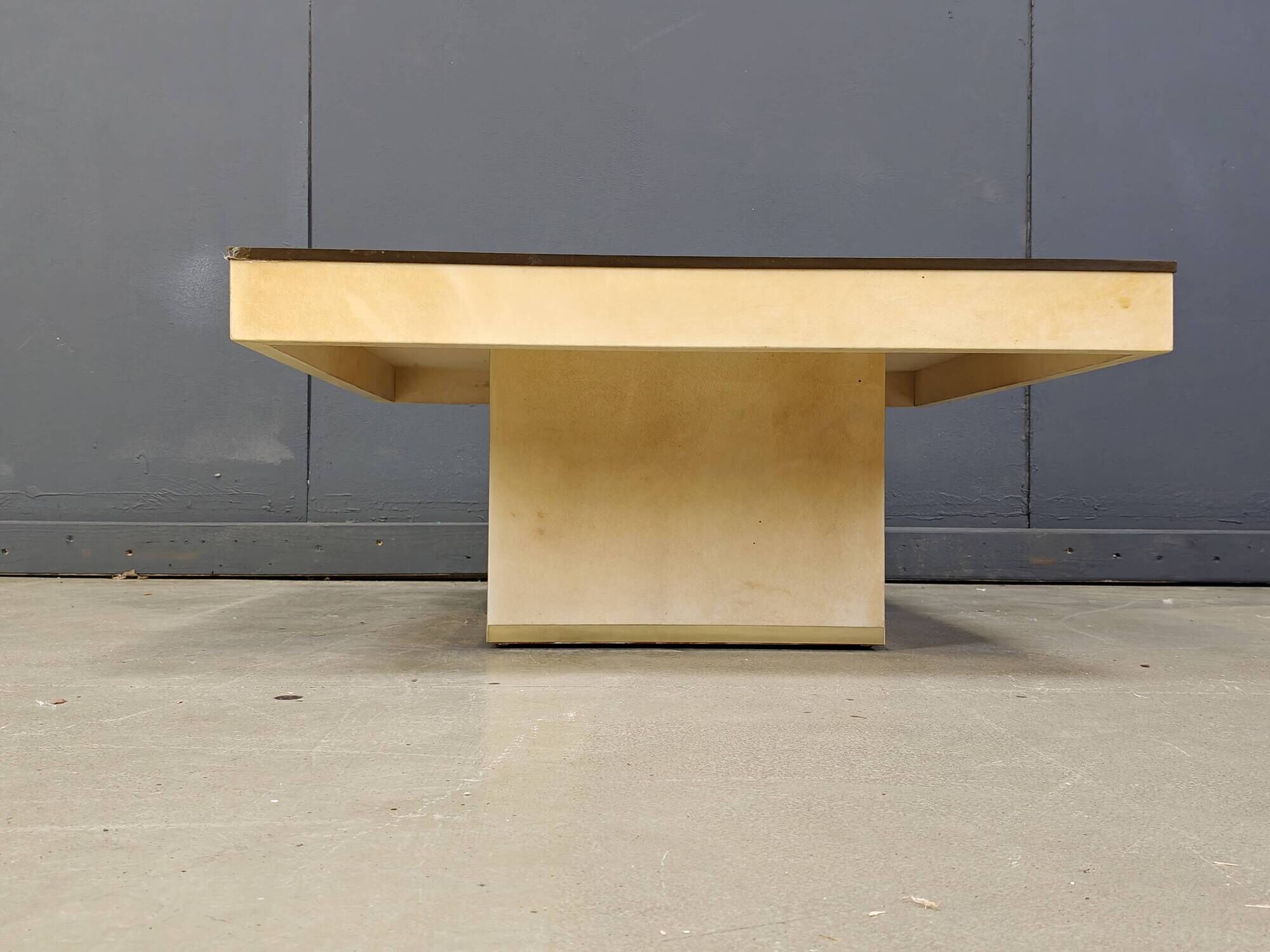 Table basse en peau de chèvre laquée Aldo Tura, années 1960