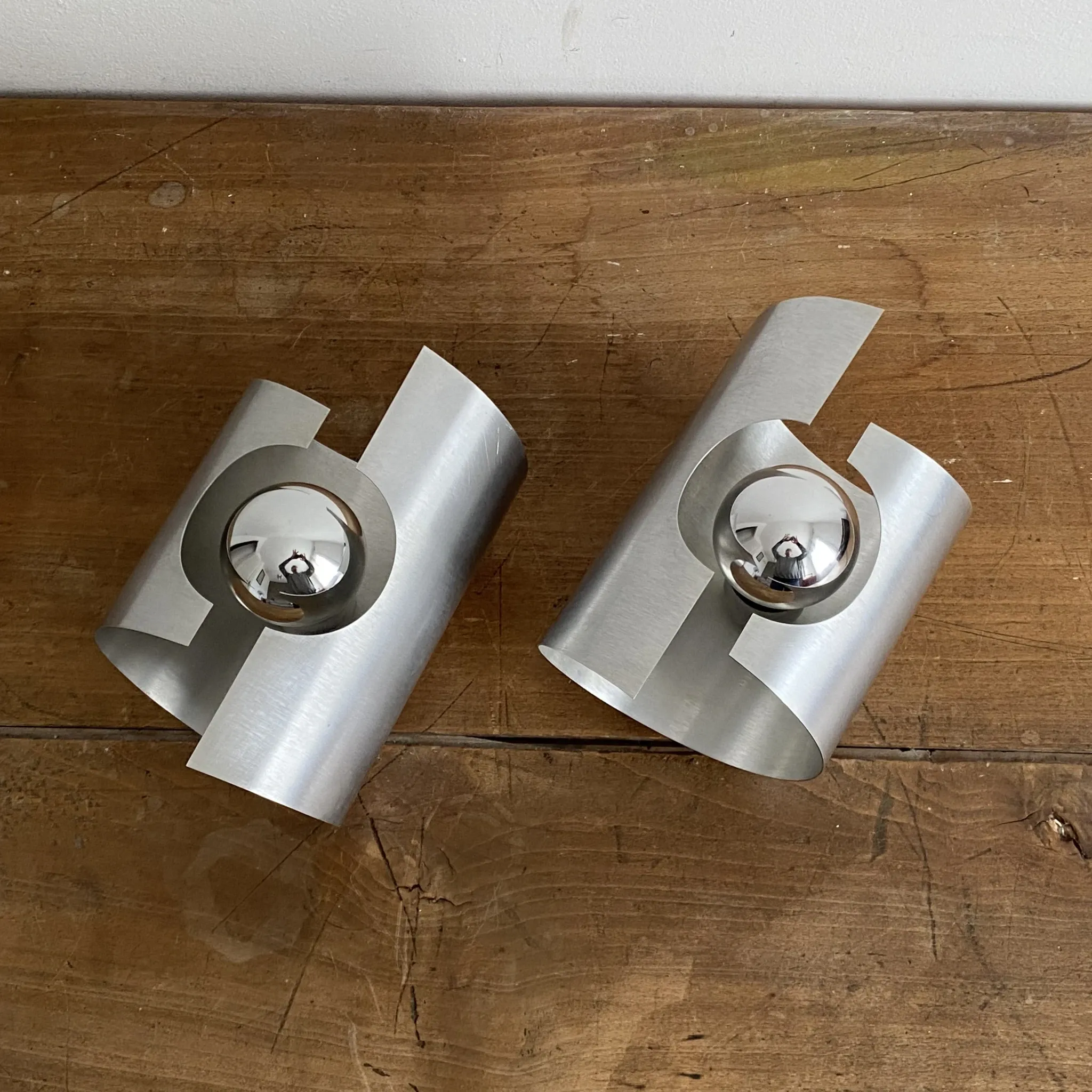Paire d’appliques Oxar. 1970. Inox brossé.