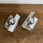 Paire d’appliques Oxar. 1970. Inox brossé.