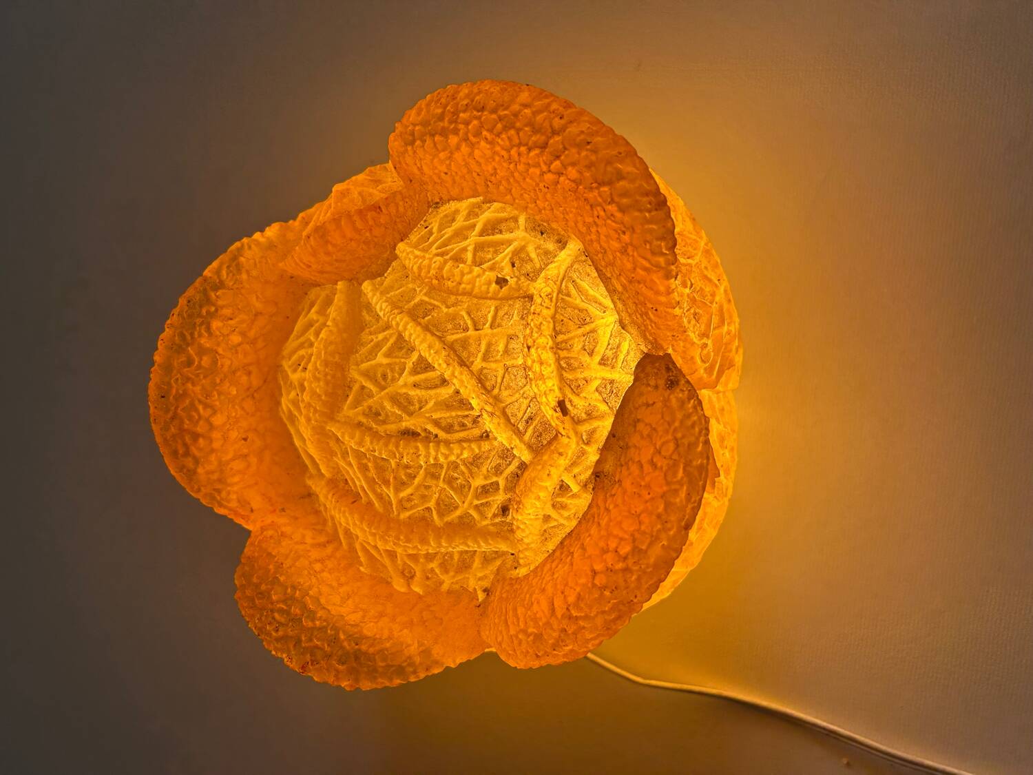 Original amber orange resin lamp in the shape of a cabbage, dating from the years.