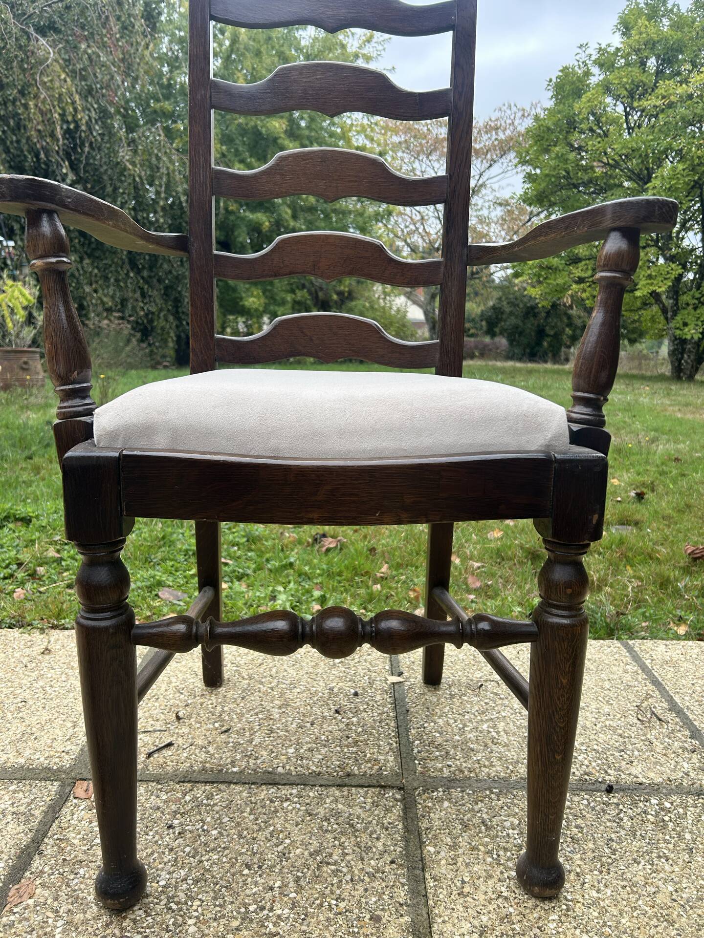 Ensemble de 6 chaises de salle à manger en chêne ancien rembourrées, comprenant 2 fauteuils.