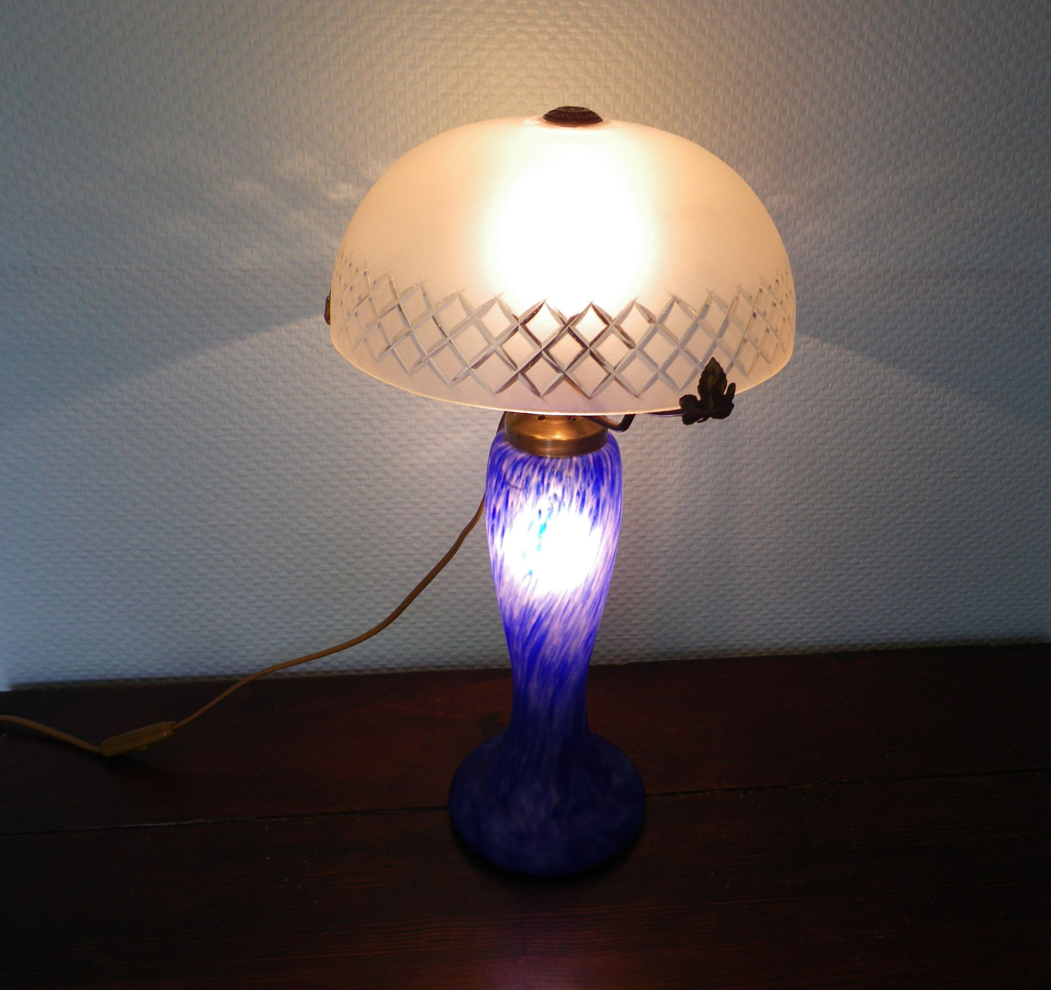 Lamp to lay, crystal lampshade cut with brass rosette, lamp foot in glass pase