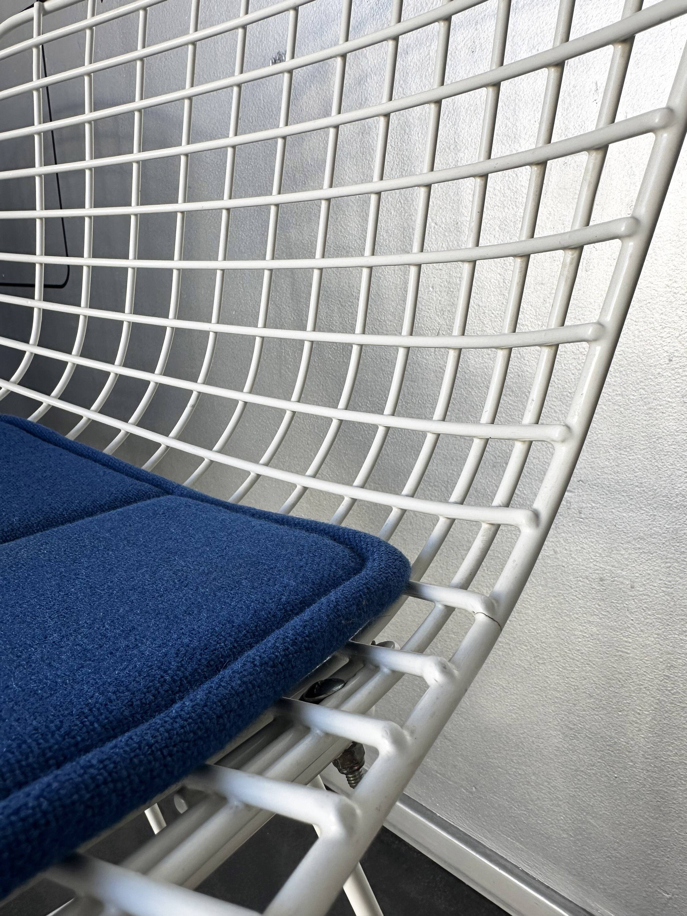 Pair of dining chairs 420 by Harry Bertoia for Knoll International, 1970s.