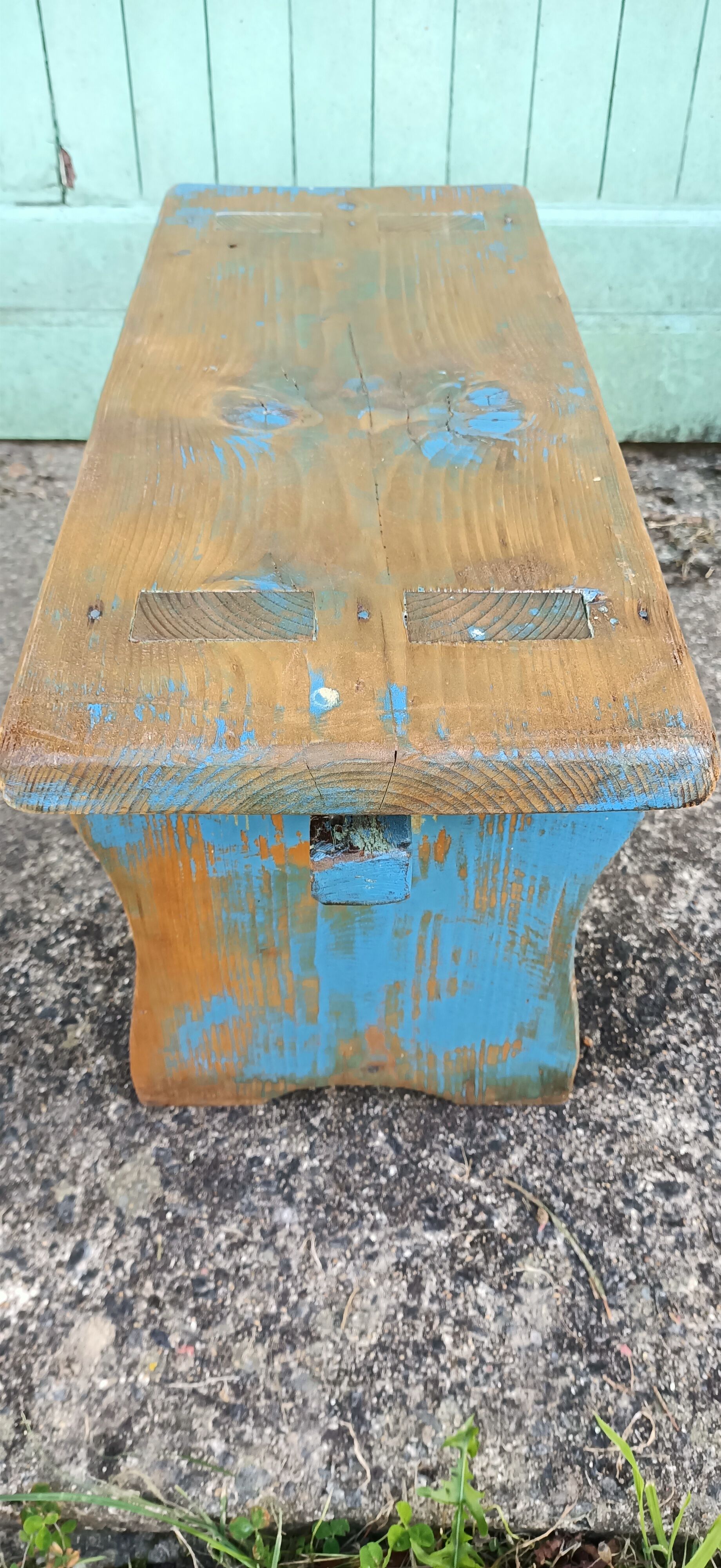 Banc repose-pieds patiné