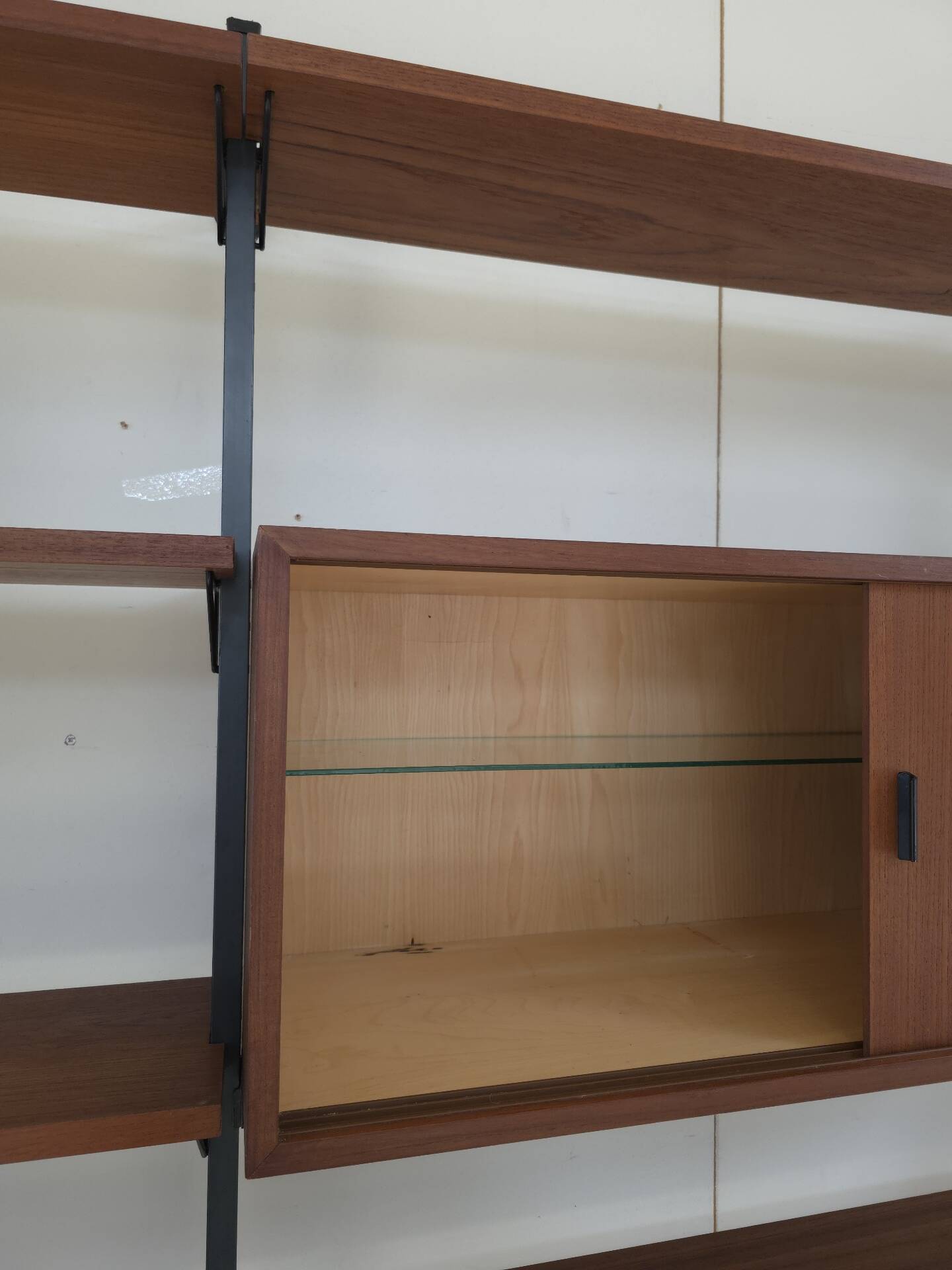 Système mural Olof Pira avec bureau, étagères et placards pour Plan Mobel