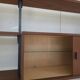 Système mural Olof Pira avec bureau, étagères et placards pour Plan Mobel