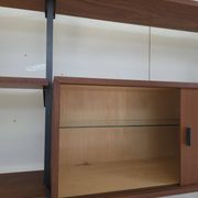 Système mural Olof Pira avec bureau, étagères et placards pour Plan Mobel