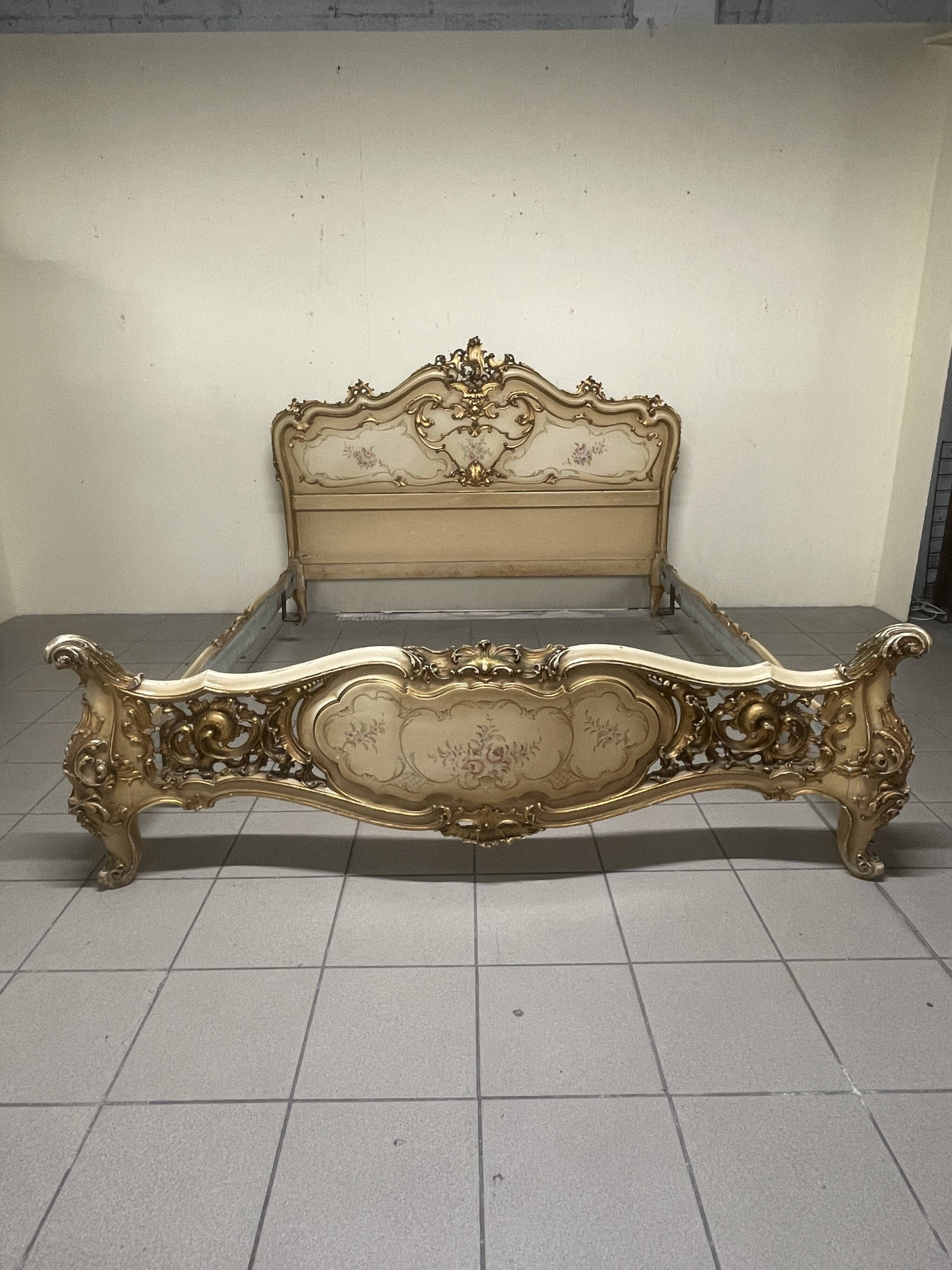 Lit matrimonial des années 40 dans le style Louis XV.