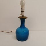 Lampe en verre bleu avec plateau en laiton