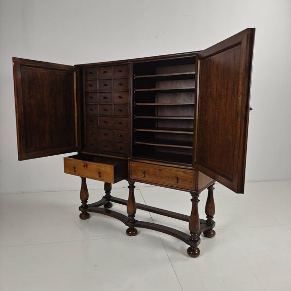 Cabinet de poste en chêne d'un presbytère belge, vers 1900-1920