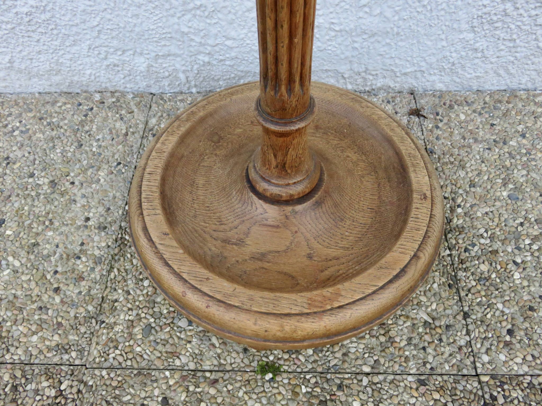 Lampadaire Art Deco fuselé en chêne massif années 30 40