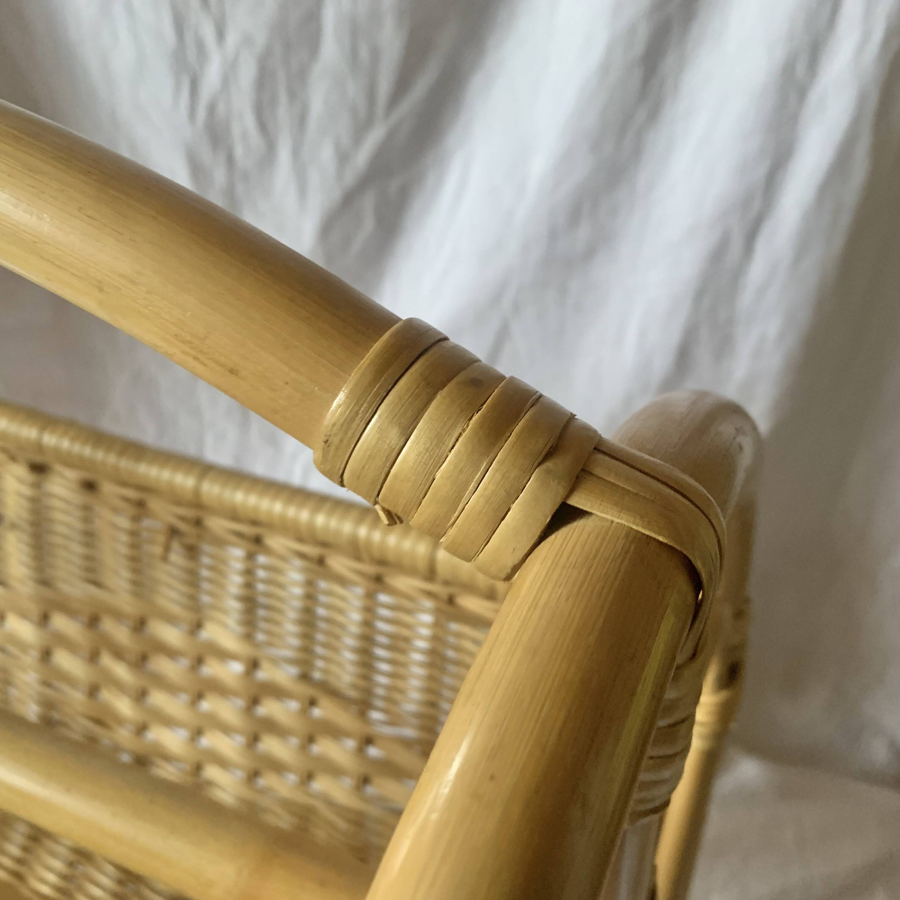 Porte-revue vintage en osier et bambou