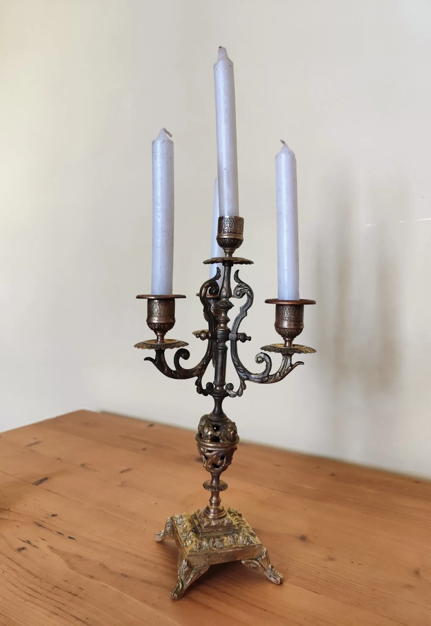 four-light candelabrum in chiselled brass from the 19th century