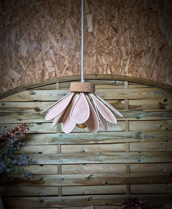 Suspension fleur Iris, 16 pétales en rotin et lin vieux rose