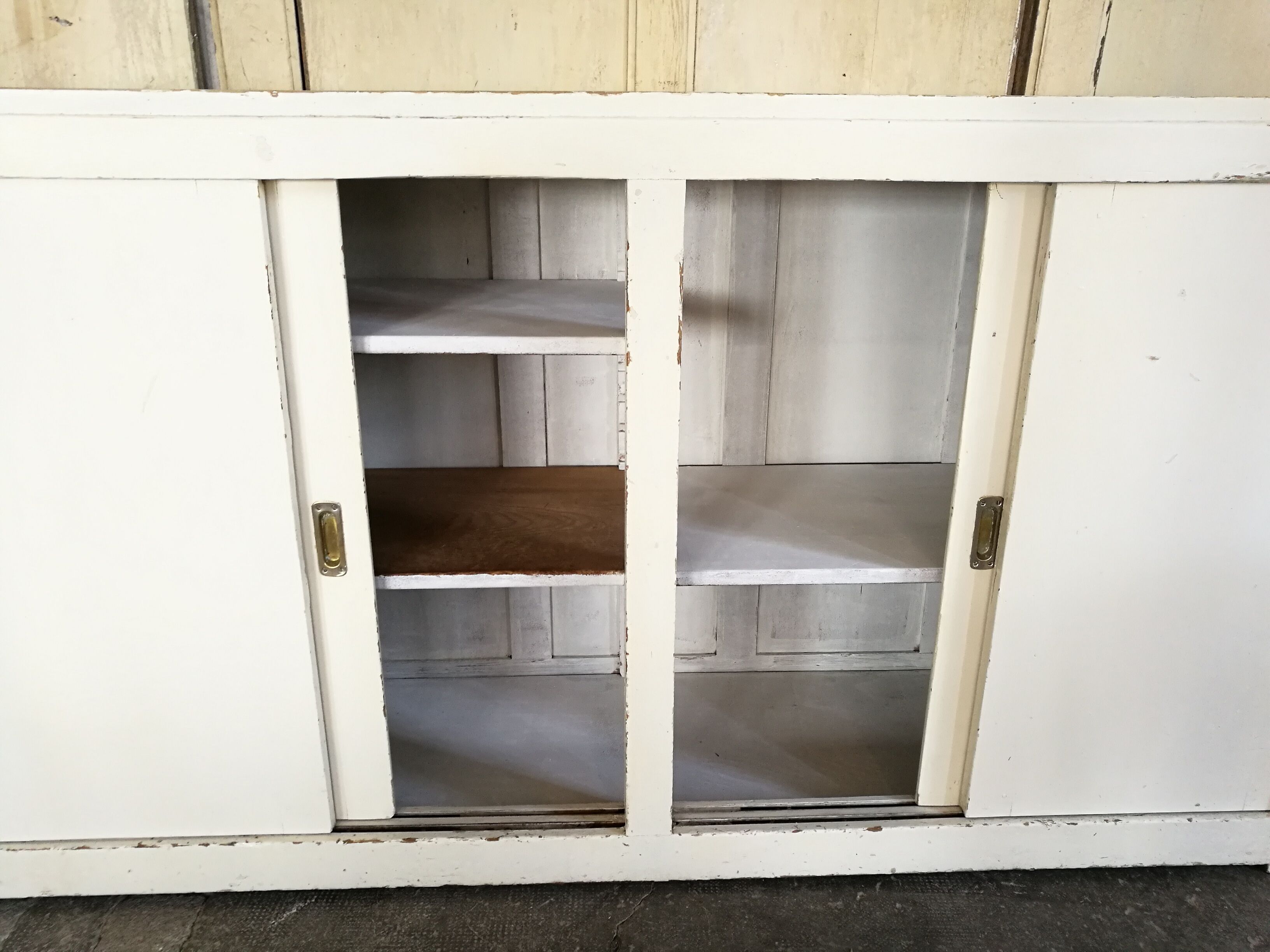 Buffet sliding doors